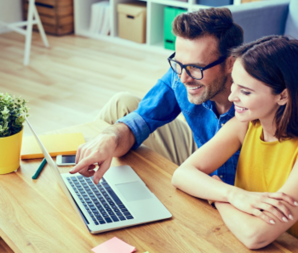 YoungCouple_house_computer_tech