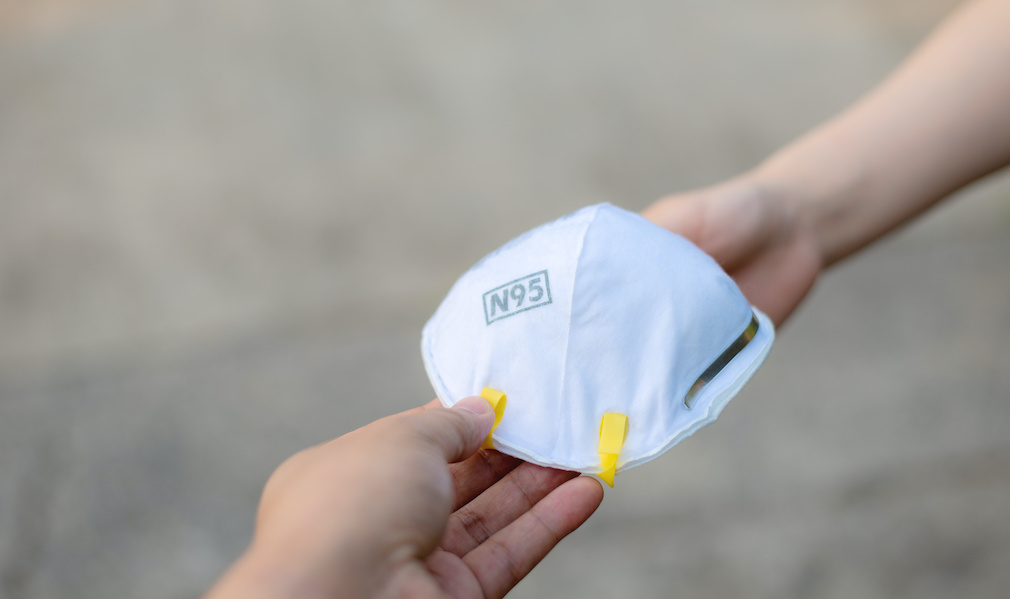Hand give to / grant / assign / deliver N95 mask or respirator for protect PM 2.5 to other