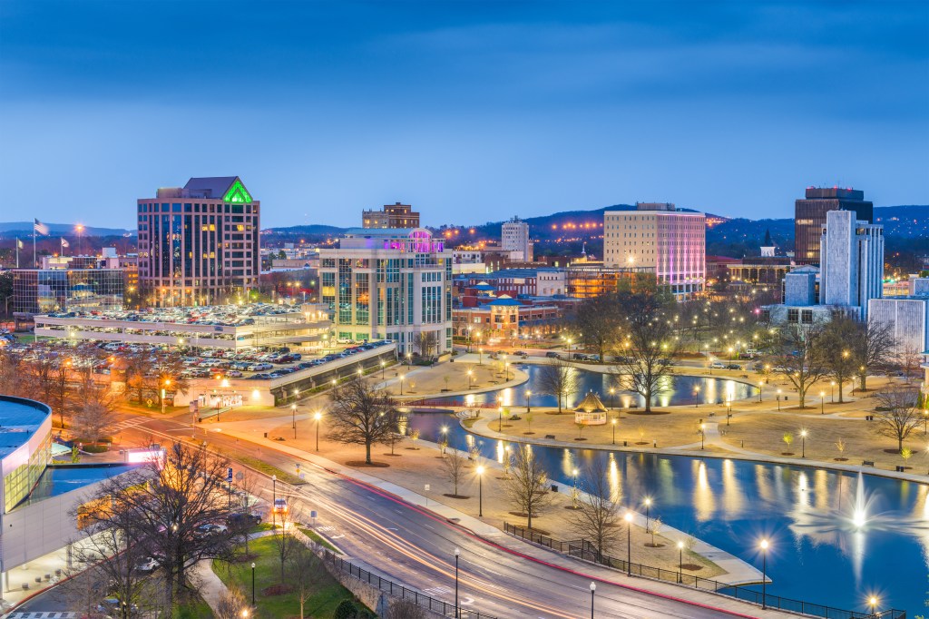 Huntsville, Alabama, USA park and downtown cityscape