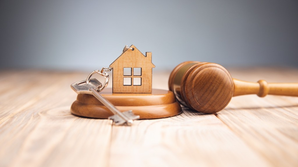 Judge gavel and house key
