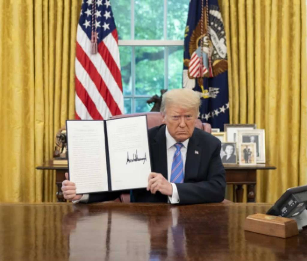 trumpsignsexecorder2020_whitehouse