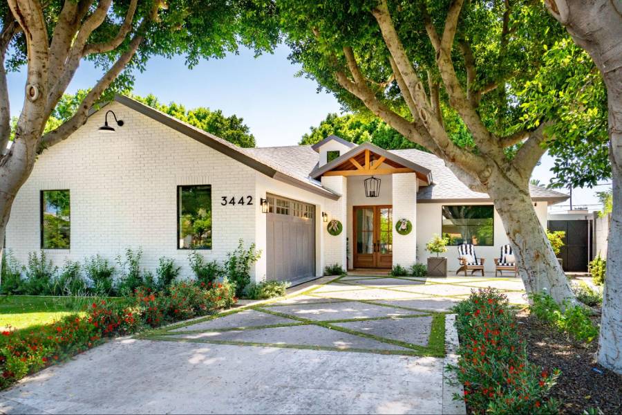 Front of a house with great curb appeal. 