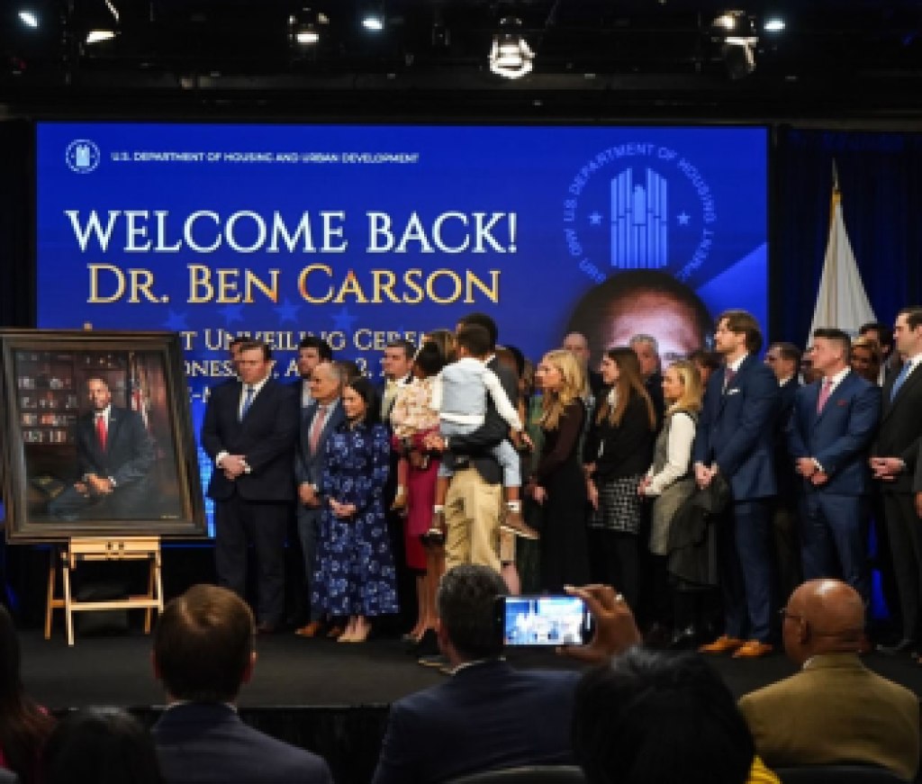 carsonportraitunveiling_hud