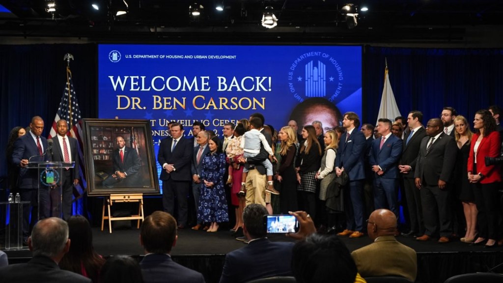 carsonportraitunveiling_hud